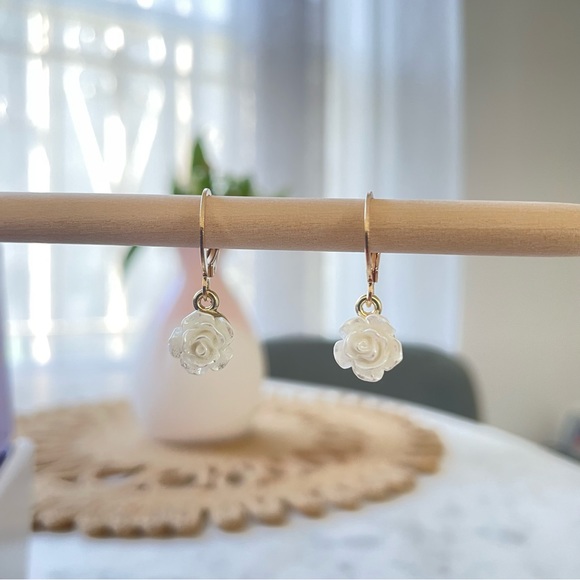 Mother’s Day Special 🌸🌺🌼 Adorable Elegant White Flower Pendant Dangle Earring - Picture 8 of 11